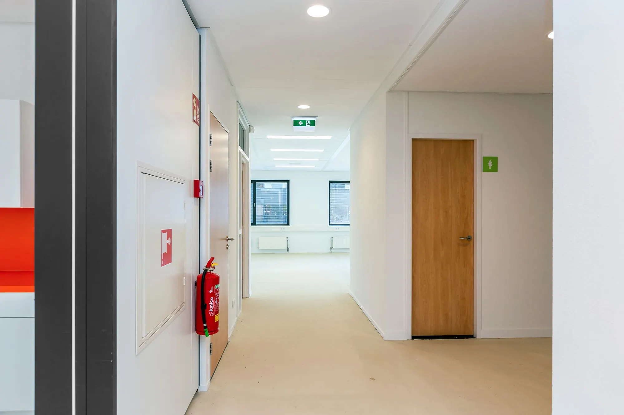 Heldere gang in een modern kantoorpand aan de Boris Pasternaklaan, met een toiletruimte en brandblusser zichtbaar.